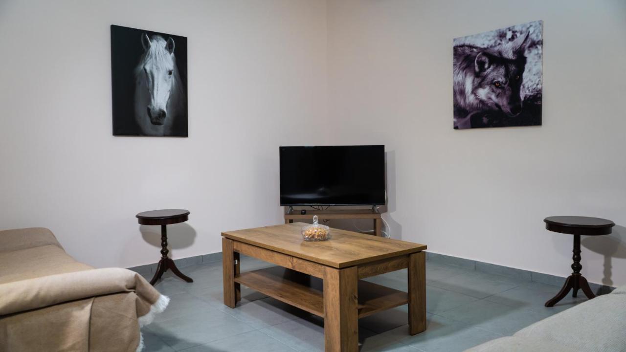 קאלאבאקה Andromachis Moneto Residence Under Meteora מראה חיצוני תמונה