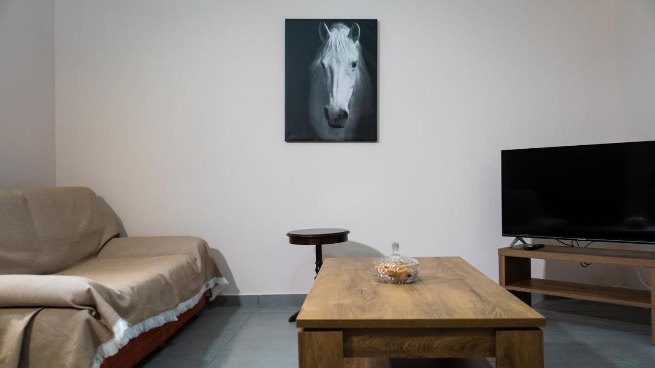 קאלאבאקה Andromachis Moneto Residence Under Meteora מראה חיצוני תמונה